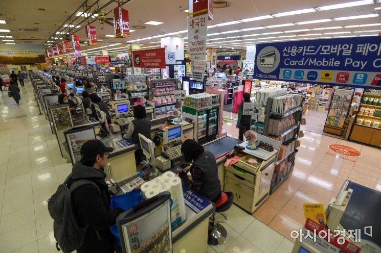 [포토]한산한 대형마트 계산대