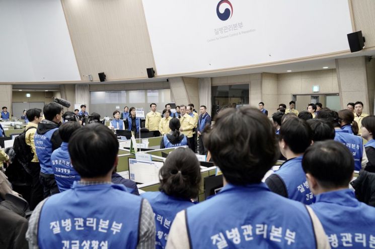 문재인 대통령이 11일 충북 오송 질병관리본부에서 코로나19 대응을 위해 총력체제를 유지하고 있는 직원들을 격려하고 있다. [이미지출처=연합뉴스]