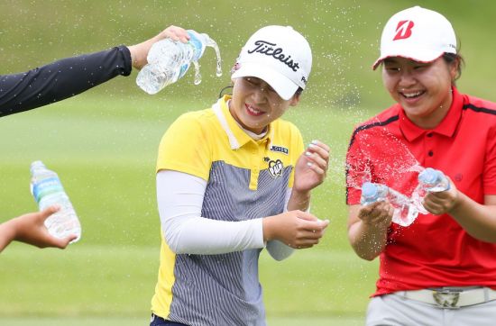 황예나가 지난해 드림투어 9차전 우승 직후 축하 물 세례를 받고 있는 모습.