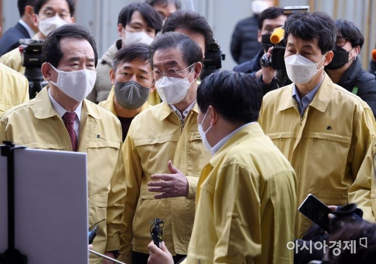 Prime Minister Chung Sye-kyun and Seoul Mayor Park Won-soon visited the Korea Building screening clinic in Guro-gu, Seoul, a site of a COVID-19 cluster infection, on the 12th to receive a briefing on the quarantine situation. Photo by Kim Hyun-min kimhyun81@