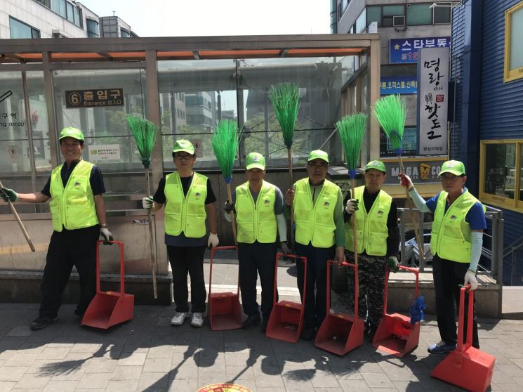 왕십리역 6번출구 앞을 청소중인 ‘동네환경지킴이’