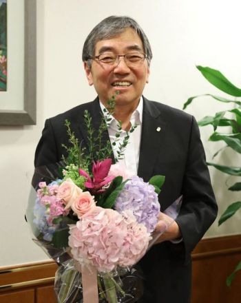 꽃다발을 들고 웃고 있는 윤석헌 금감원장
(제공=금융감독원  페이스북)