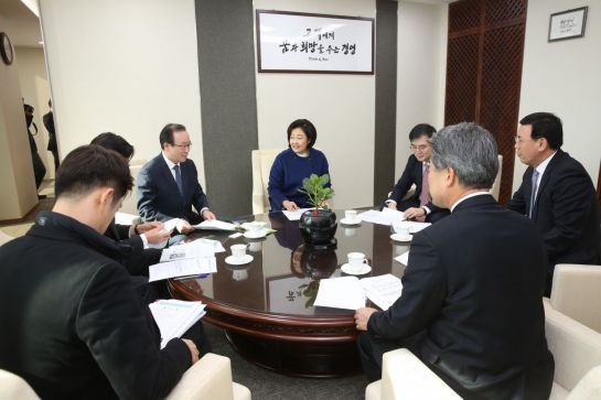 박영선 중소벤처기업부 장관(가운데)이 13일 서울 마포구 소재 서울신용보증재단을 방문해 금융위원회, 신보재단중앙회, IBK기업은행 등 관계자들과 코로나19 소상공인 피해 극복을 위한 신속한 보증지원 방안에 대한 의견을 나누고 있다.