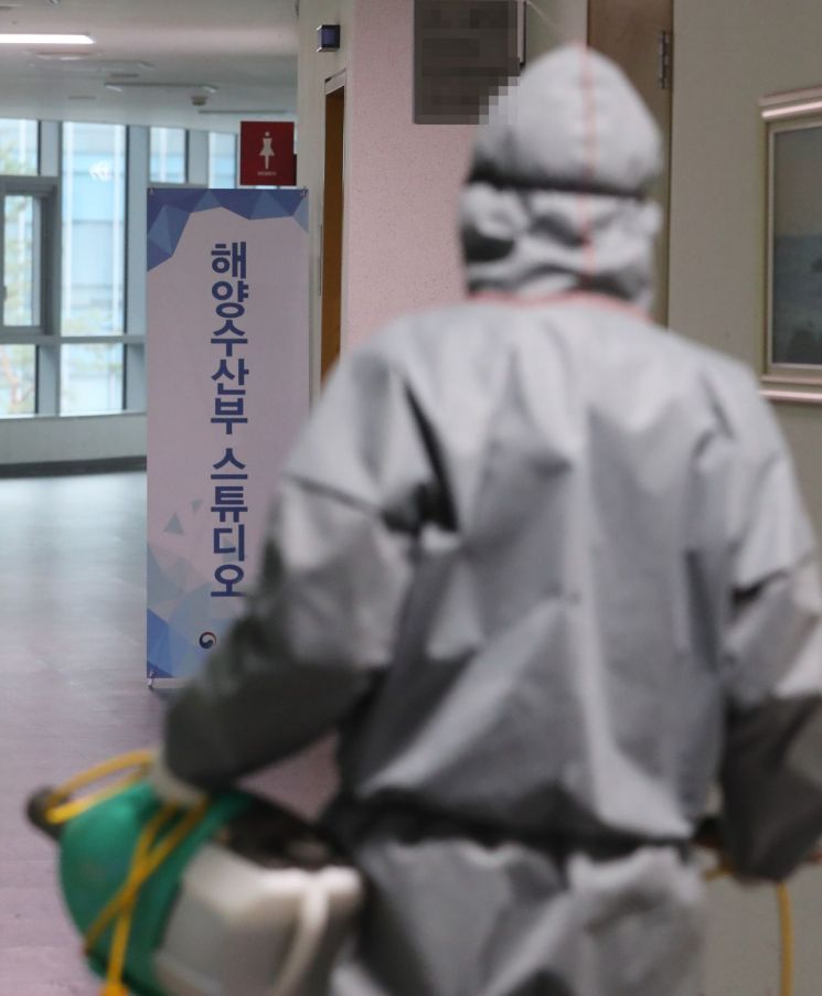 세종시 정부세종청사 해양수산부에서 코로나19 확진자가 발생한 10일 오전 방역 관계자들이 청사 내부를 소독하고 있다. [이미지출처=연합뉴스]