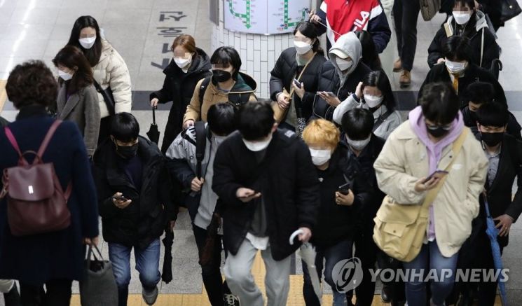 구로구에 코로나19 확진자가 무더기로 발생한 지난 10일 오후 마스크를 쓴 시민들이 서울 구로구에 위치한 지하철 신도림역을 이용하고 있다. / 사진=연합뉴스