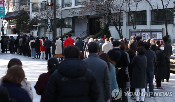 지난 11일 오후 서울 종로구청 인근 약국 앞에 마스크를 구매하려는 시민들이 차례를 기다리며 줄을 서고 있다. [이미지출처=연합뉴스]