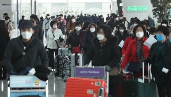 신종 코로나바이러스 감염증 확산이 우려되고 있는 지난달 2일 오후 인천공항 2터미널에서 이용객들이 마스크를 착용하고 이동하고 있다/사진=연합뉴스