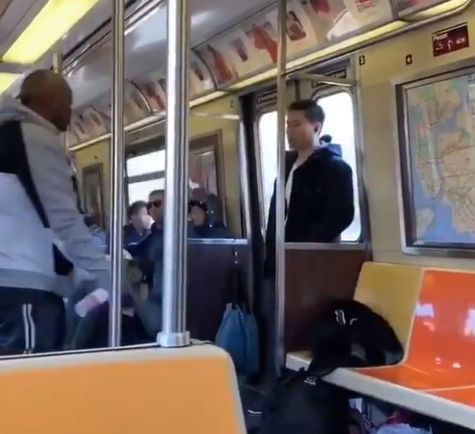 지난 4일 미국 뉴욕 브루클린 지역 지하철에서 동양인 남성에게 탈취제를 뿌리며 "다른 곳으로 가라"고 소리치는 한 흑인 남성/사진=트위터 화면 캡처