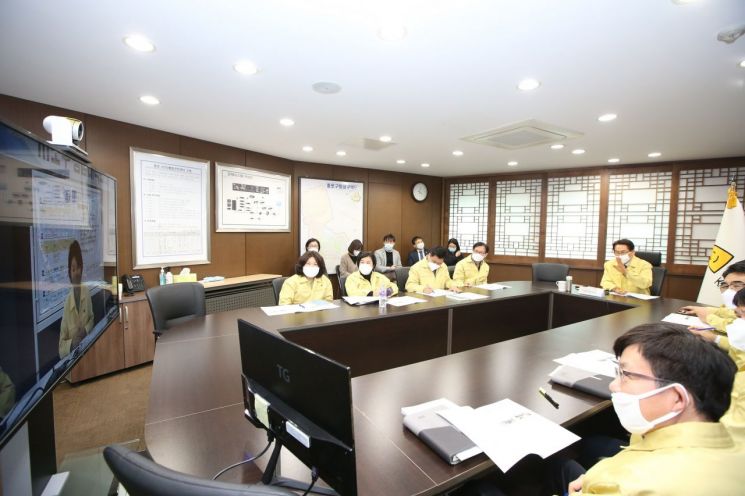 김영종 종로구청장과 종로구 직원들이 12일 화상회의로 열린 서울시구청장협의회 긴급현안회의에 참석했다.