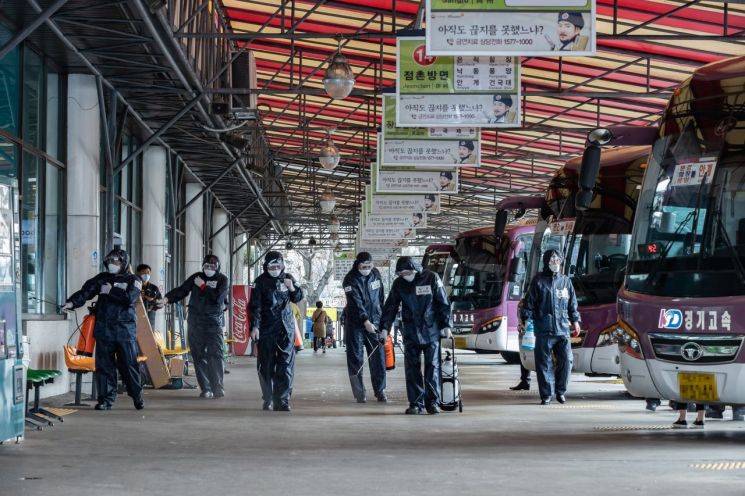 12일 서울 광진구 동서울터미널 하차장에서 수방사 육군지원팀이 광진구와 합동 방역을 하고 있다. [이미지출처=연합뉴스]