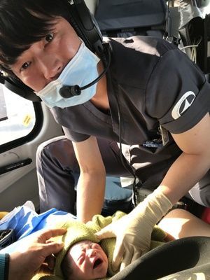 안명훈 응급구조사가 닥터헬기에서 출산한 아기를 안고 있다. (사진=목포한국병원 제공)