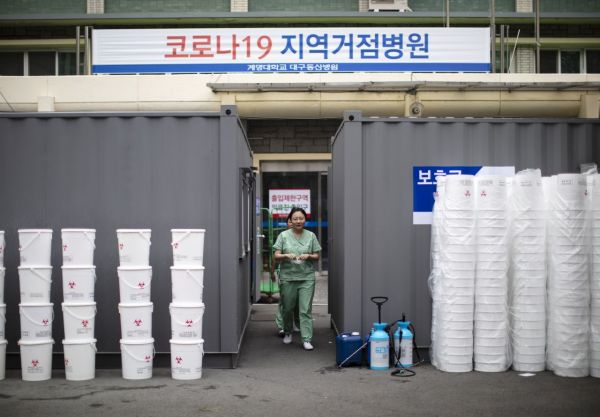 지난달 13일 오전 대구시 신종 코로나바이러스감염증 지역거점병원인 계명대학교 대구동산병원에서 교대 근무를 마친 의료진이 휴게실로 향하고 있다./사진=연합뉴스