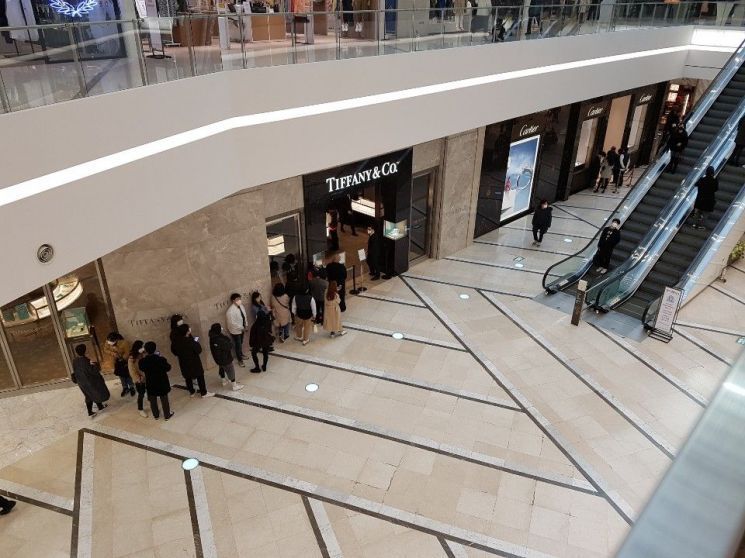 지난달 7일 오후 타임스퀘어 1층 티파니앤코 매장에 손님들이 입장하기 위해 줄 서 있는 모습. (사진=이선애 기자)