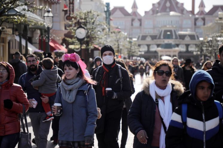 13일 프랑스 파리 인근 디즈니랜드가 이용객들로 붐비고 있다. [이미지출처=EPA연합뉴스]
