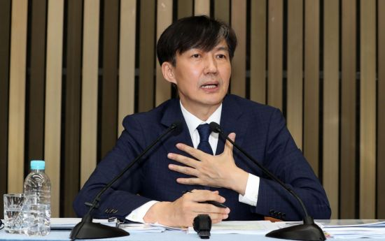 조국 당시 법무부 장관 후보자가 지난해 9월2일 오후 국회에서 열린 기자간담회에서 취재진 질문에 답변하고 있는 모습[이미지출처=연합뉴스]