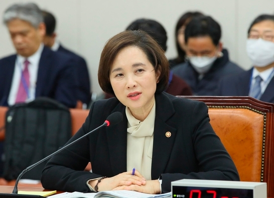 유은혜 교육부 장관이 10일 국회 교육위원회 전체회의에서 추경안 관련 질의에 답변하고 있다. [이미지출처=연합뉴스]
