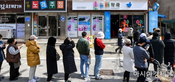 공적마스크 5부제가 시행되고 있는 지난 2020년 3월15일 서울 마포구 한 약국 앞에서 시민들이 마스크를 구매하기 위해 줄을 서고 있다./강진형 기자aymsdream@