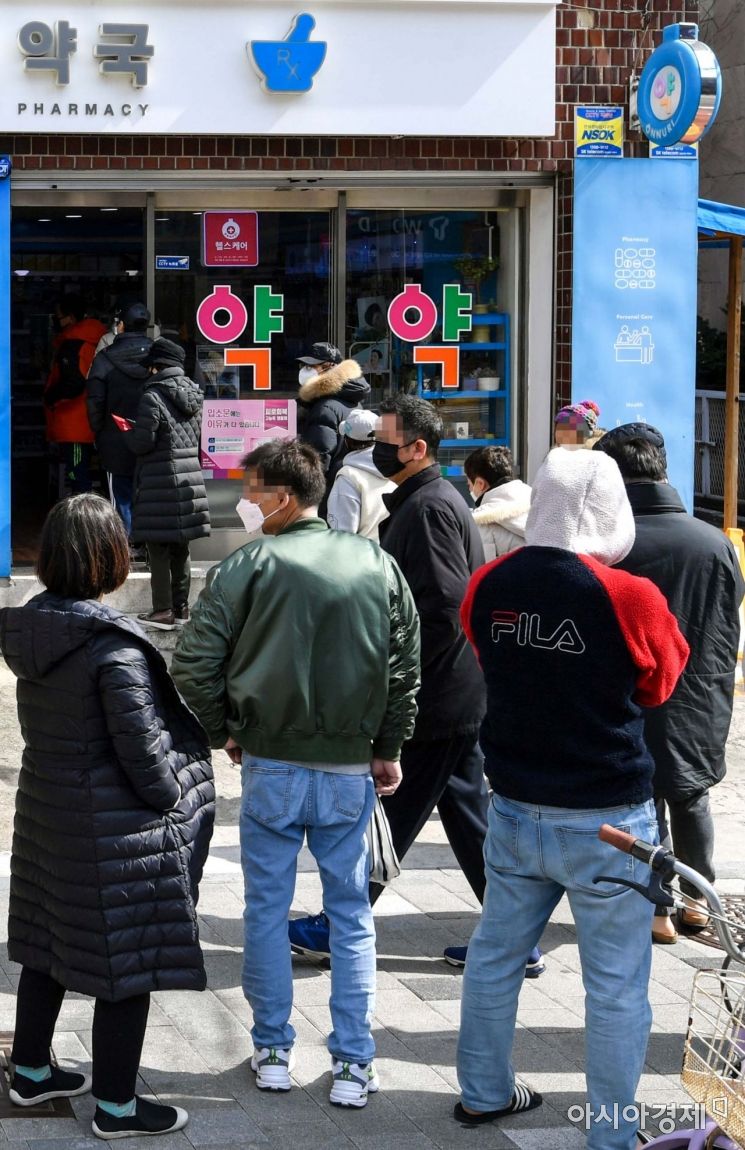 공적마스크 5부제가 시행되고 있는 15일 서울 마포구 한 약국 앞에서 시민들이 마스크를 구매하기 위해 줄을 서고 있다./강진형 기자aymsdream@