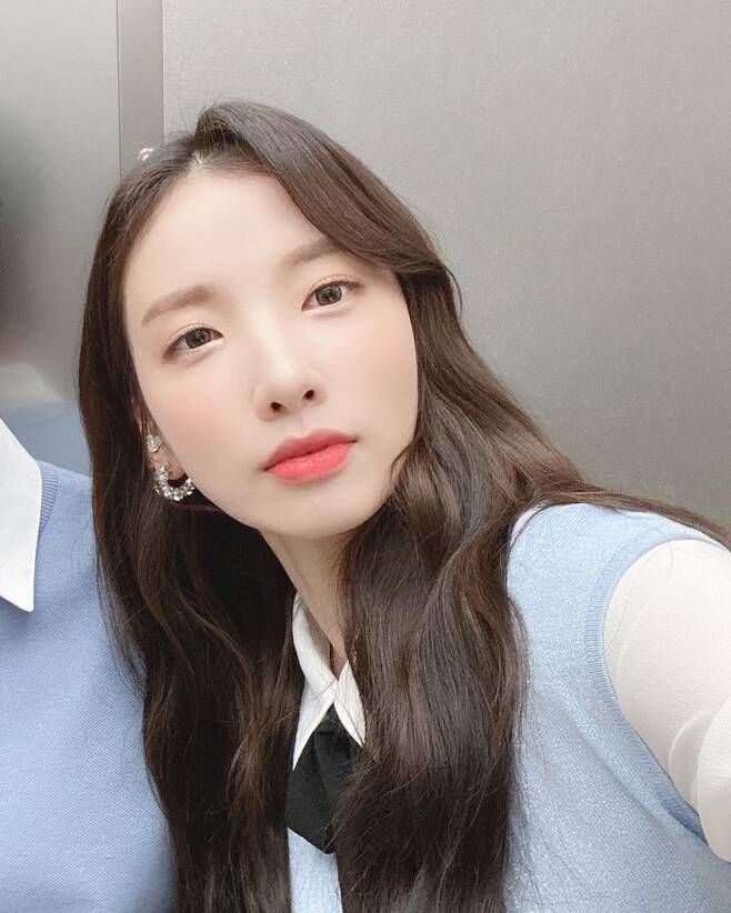 레인보우 지숙, 셀카 속 잘린 어깨 주인공은?