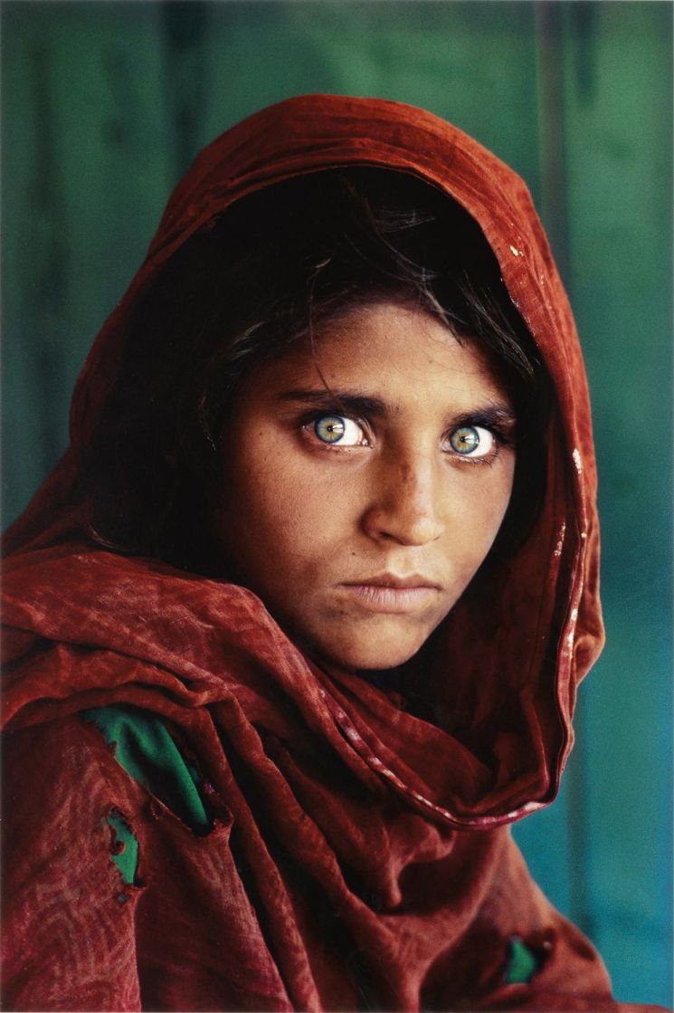 스티브 매커리(Steve McCurry) '아프간 소녀 샤뱌트 굴라
Sharbat Gula, Afghan Girl, Pakistan)', digital C-print,
53×36㎝, 1984/2009, signed and stamped studio label on the reverse  [사진= 케이옥션 제공]