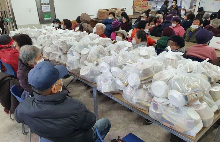 아현노인복지센터 대체식 배부