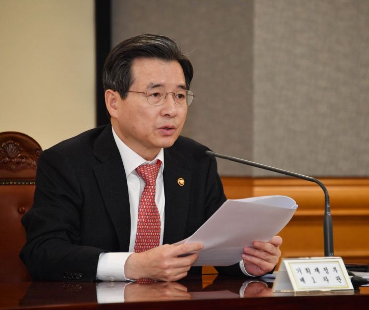 기재차관 "V자 회복 어렵고 L자 경로마저 우려"(상보)