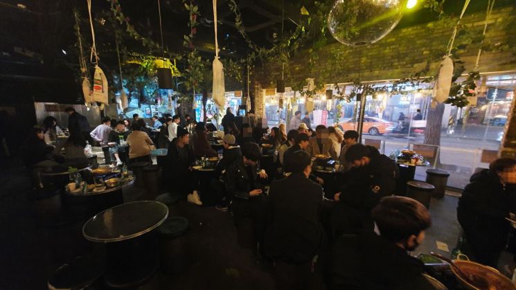 [르포] 클럽 '부비부비' 대신 헌팅포차…이태원·홍대 코로나19 딴세상