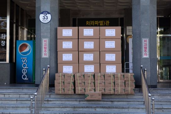 개성공단기업협회가 전달한 마스크와 방호복 박스가 쌓여 있다.