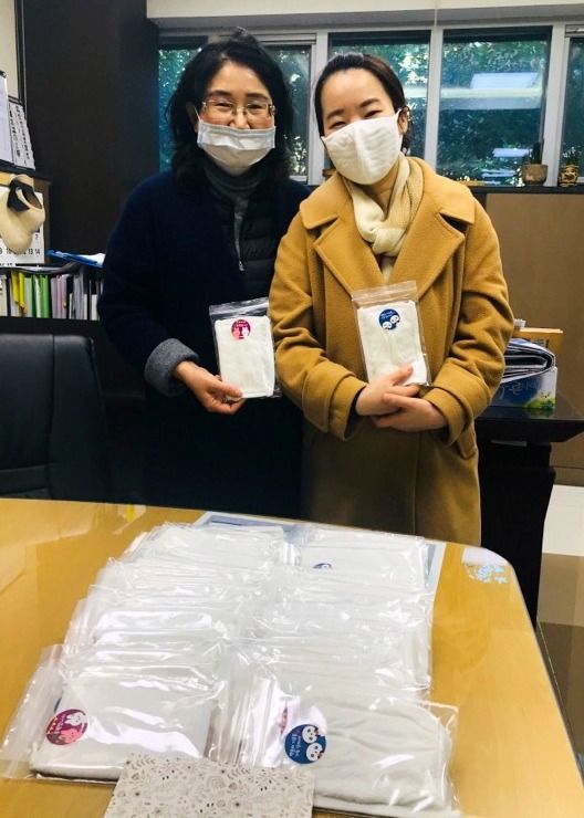 북가좌1동의 한 주민(오른쪽)이 필터교체가 가능한 수제 면 마스크 60매를 저소득 어르신들께 전해달라며 동주민센터에 기부했다.