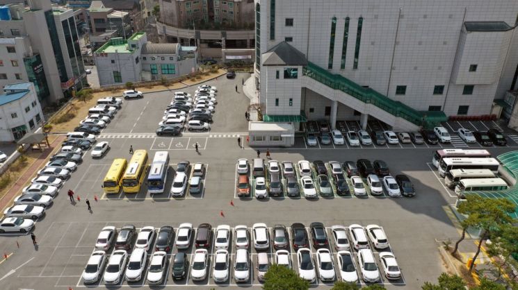 15일 오전 광주 남구 한 대형교회 지상주차장이 주일예배를 하러 온 신도들의 차량으로 가득 차 있다. / 사진=연합뉴스