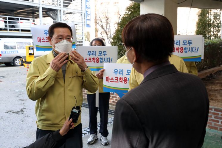 지난 8일 오전 광주 북구 한 교회에서 이용섭 광주시장이 집합 예배 자제와 마스크 착용을 교회 관계자에게 당부하고 있다. / 사진=연합뉴스