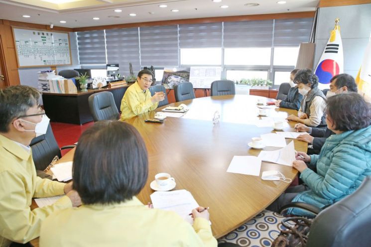 이동진 도봉구청장(정면 가운데)이 16일 산후조리원 원장들과 코로나19 긴급 관계자 회의를 개최했다.
