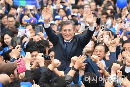 '문빠' 득인가 실인가…'팬덤 정치' 어떻게 생각하십니까 [한승곤의 정치수첩]