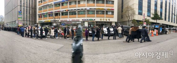 마스크 5부제가 시행되고 있는 17일 서울 여의도 한 약국 앞에서 시민들이 마스크를 구매하기 위해 줄을 서고 있다./강진형 기자aymsdream@