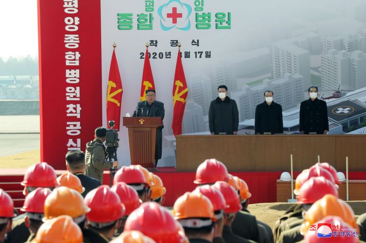 김정은 북한 국무위원장이 17일 평양종합병원 착공식에 참석했다고 조선중앙통신이 18일 보도했다.