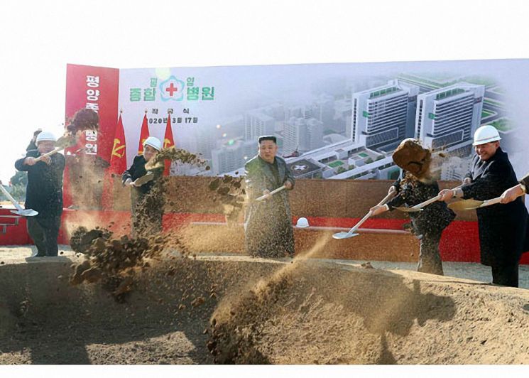 북한 김정은 국무위원장이 17일 평양종합병원 착공식에 참석해 연설을 했다고 노동신문이 18일 보도했다. 김정은 위원장은 이날 착공 첫 삽을 뜨고 발파 단추도 눌렀다고 노동신문은 전했다.