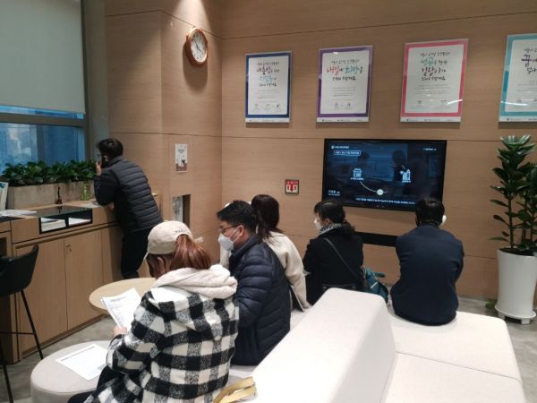 지난 16일 서울신용보증재단 마포지점에서 시민들이 보증부 대출 상담을 받으려 기다리고 있다.
