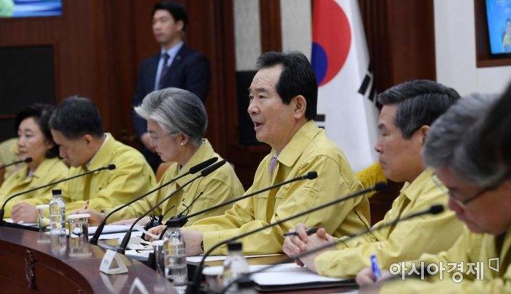 정세균 국무총리가 18일 서울 종로구 정부서울청사에서 열린 코로나19 대응 중앙재난안전대책본부 회의에서 모두발언을 하고 있다./김현민 기자 kimhyun81@