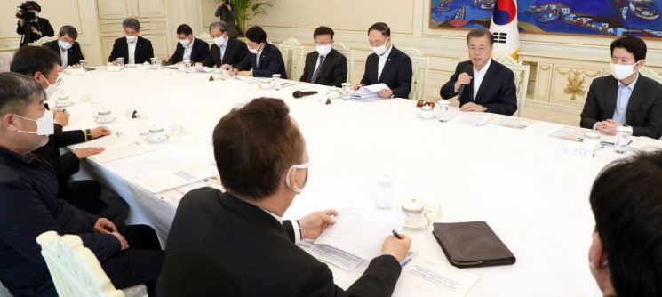 문재인 대통령이 18일 청와대에서 코로나19 대응 논의를 위한 경제주체 원탁회의를 하고 있다. [이미지출처=연합뉴스]