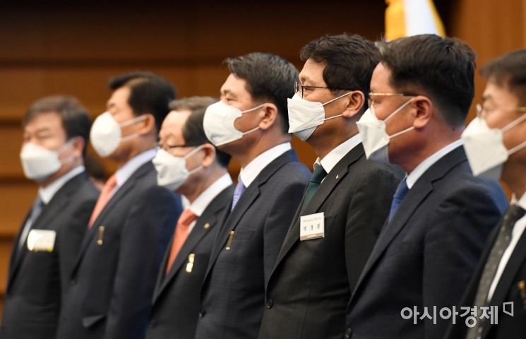18일 서울 중구 대한상공회의소에서 열린 제47회 상공의 날 기념식에 참석한 상공인들이 마스크를 쓰고 예행연습을 하고 있다./강진형 기자aymsdream@