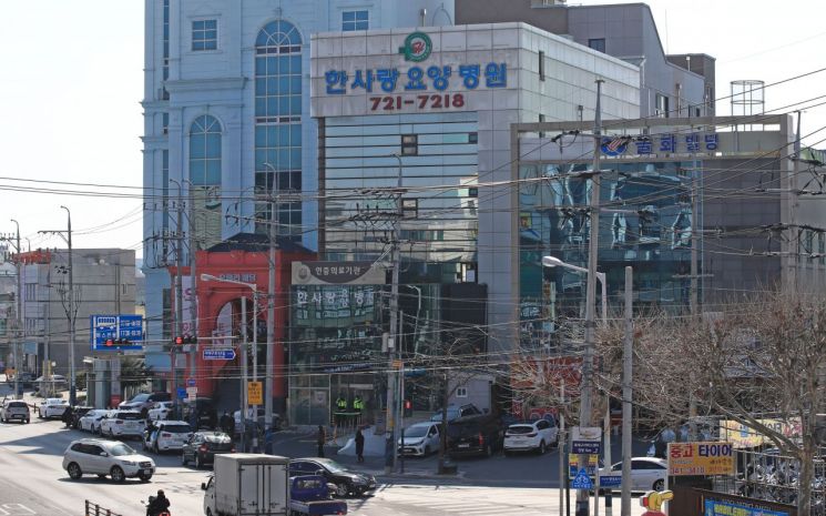 18일 오후 75명의 신종 코로나바이러스 감염증(코로나19) 확진자가 확인된 대구시 서구에 위치한 대구한사랑요양병원.<이미지:연합뉴스>