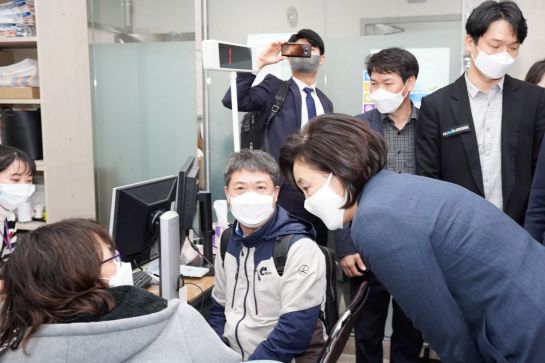 박영선 중소벤처기업부 장관(오른쪽)이 18일 오후 소상공인시장진흥공단 서울중부센터를 방문해 코로나19 피해 지원금을 신청하는 소상공인들과 대화하고 있다.