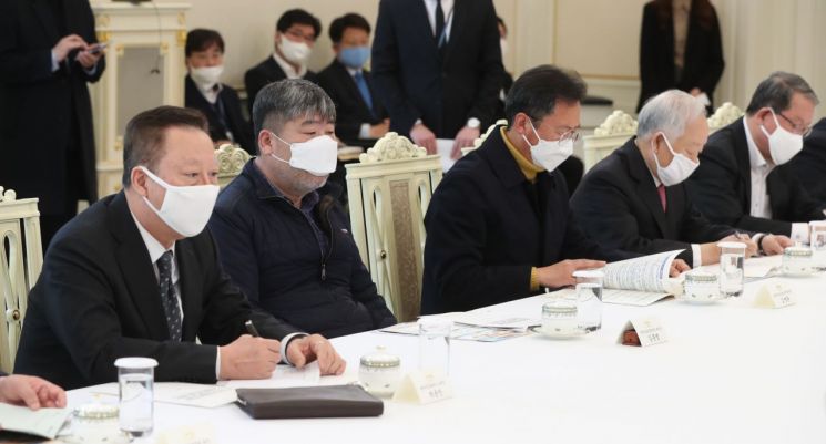 박용만 대한상공회의소 회장(왼쪽부터), 김동명 한국노총 위원장, 김명환 민주노총 위원장, 손경식 한국경영자총협회장, 강호갑 한국중견기업연합회장이 18일 청와대에서 열린 코로나19 대응 논의를 위한 경제주체 원탁회의에서 문재인 대통령 발언을 듣고 있다. [이미지출처=연합뉴스]