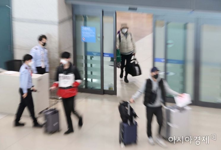 인천국제공항 1터미널에서 입국한 승객들이 게이트를 나서고 있다. /문호남 기자 munonam@