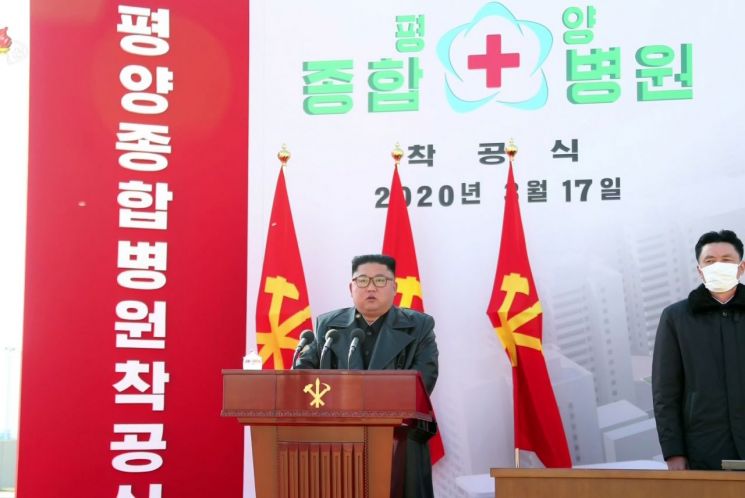 김정은 북한 국무위원장이 지난 17일 평양종합병원 착공식에 참석했다고 조선중앙TV가 18일 보도했다. 사진은 조선중앙TV가 이날 오후 공개한 것으로, 검은 가죽 재킷을 입은 김 위원장이 마스크 없이 연설하고 있다.