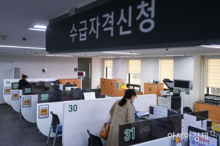 신종 코로나바이러스감염증 여파로 경기가 불안정해지며 실업급여 신청이 증가하고 있는 19일 서울 마포구 고용노동부서울서부지청을 찾은 시민들이 실업급여 신청 상담을 받고 있다./강진형 기자aymsdream@