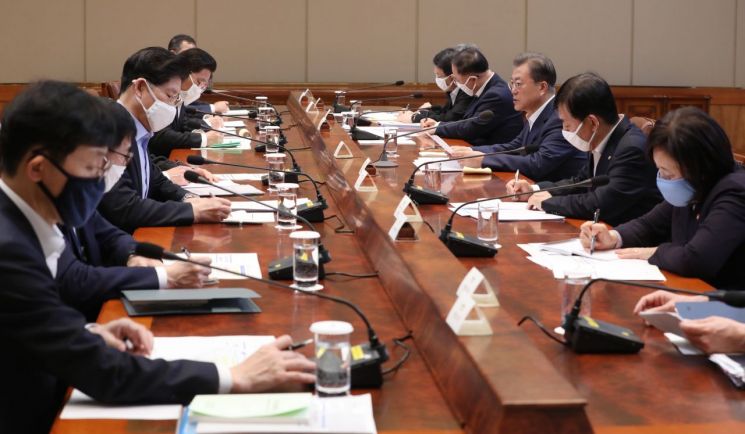 문재인 대통령이 19일 청와대에서 열린 코로나19 대응 논의를 위한 1차 비상경제회의에서 발언하고 있다. [이미지출처=연합뉴스]