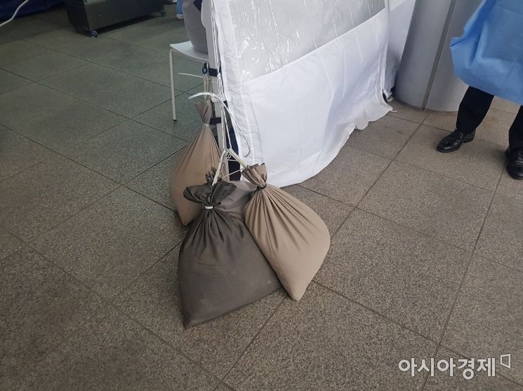 [르포]'21년만 강풍 경보'에도 멈출수 없는 선별진료소(종합)