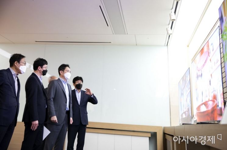 이재용 삼성전자 부회장이 지난 19일 삼성디스플레이를 방문했다.