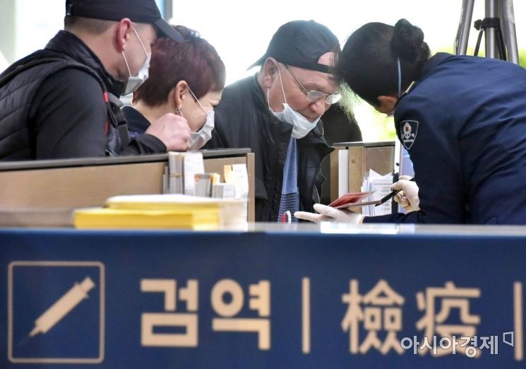 정부가 코로나19의 유입을 막기 위해 전 세계 모든 입국자를 대상으로 특별입국절차를 확대 적용한 19일 인천국제공항 1터미널에서 독일 프랑크푸르트발 여객기를 타고 도착한 승객들이 특별입국절차를 거치고 있다. /문호남 기자 munonam@